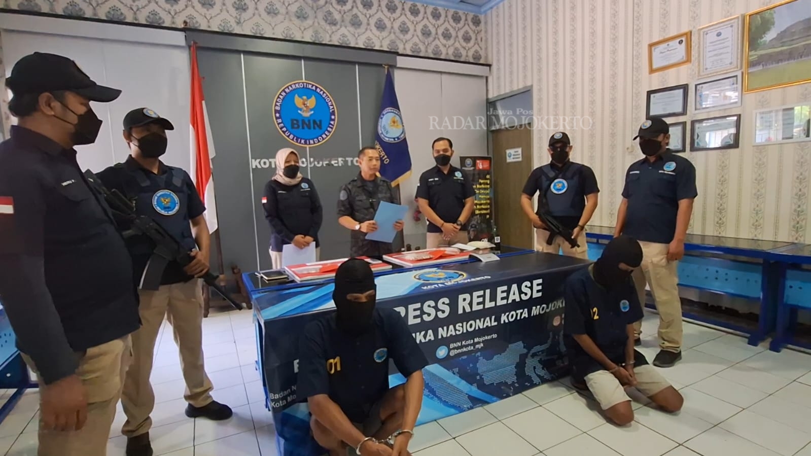 JERAT BANDAR: Kepala BNNK Mojokerto Agus Sutanto memamerkan tersangka dan barang bukti penangkapan narkoba di kantor BNNK Mojokerto Jalan Raya Surodinawan, Kamis (14/9).