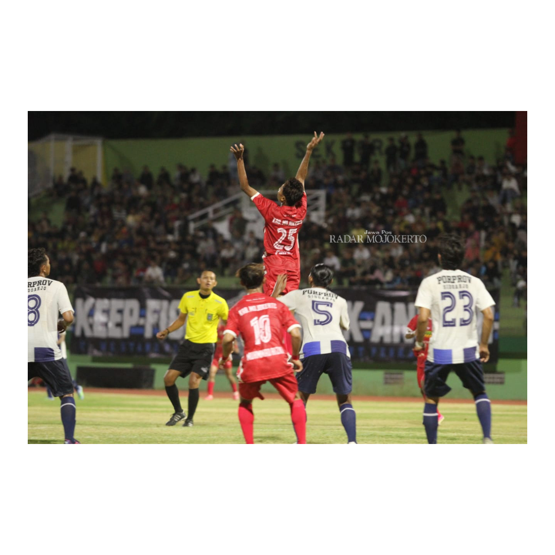 TENSI TINGGI: Tim sepak bola Kabupaten Mojokerto (merah) melawan Sidoarjo di babak semifinal porprov, Selasa (12/9) malam.