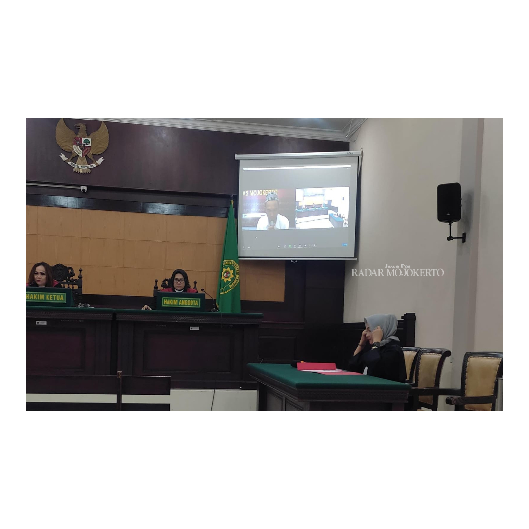 PERADILAN: Terdakwa menjalani proses sidang secara online dari Lapas Kelas II B Mojokerto.