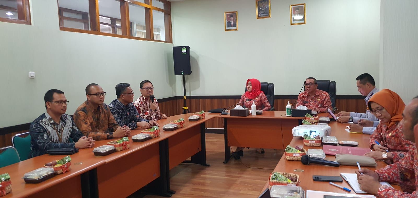 AKRAB: SINERGI: Manajer UP3 Mojokerto Yudi Lordianto bersama jajaran diterima Bupati Mojokerto Ikfina Fahmawati dan sejumlah kepala dinas.