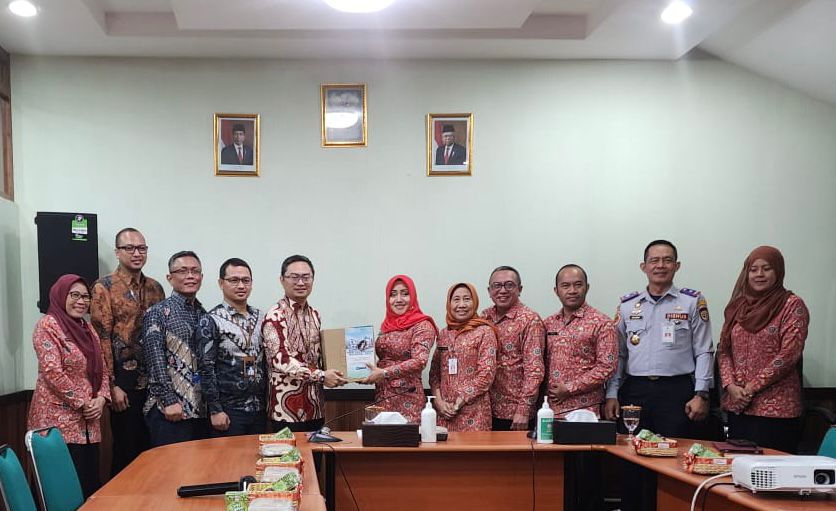 SINERGI: Manajer UP3 Mojokerto Yudi Lordianto bersama jajaran diterima Bupati Mojokerto Ikfina Fahmawati dan sejumlah kepala dinas.