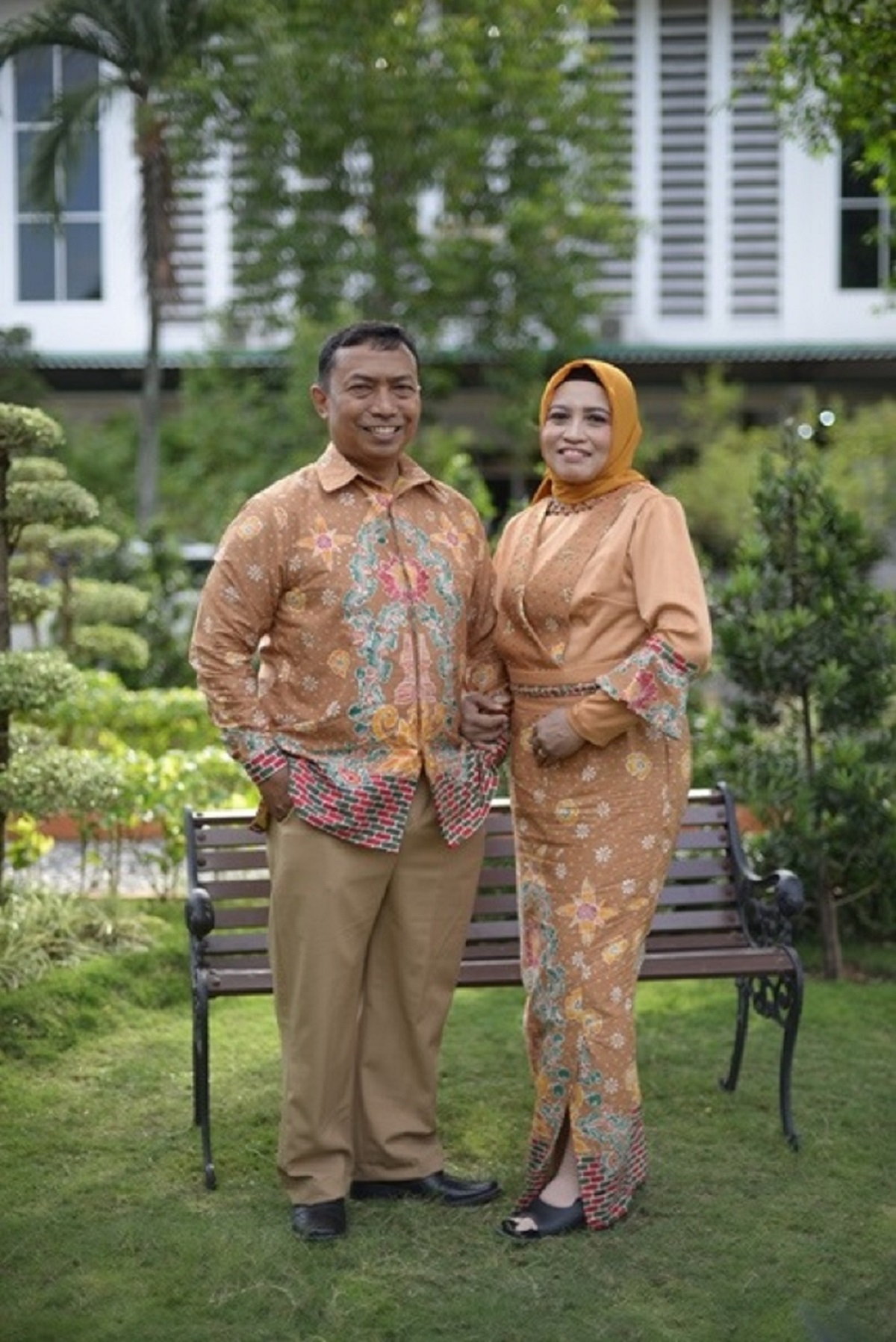 Camat Trowulan Kabupaten Mojokerto, Mujiono bersama istri.