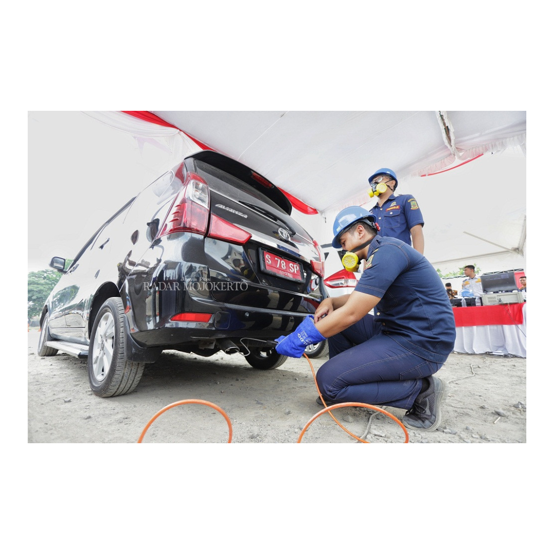 JAGA KUALITAS UDARA: Petugas melakukan uji emisi terhadap salah satu kendaraan untuk mengetahui tingkat egisiensi pembakaran mesin bermotor.