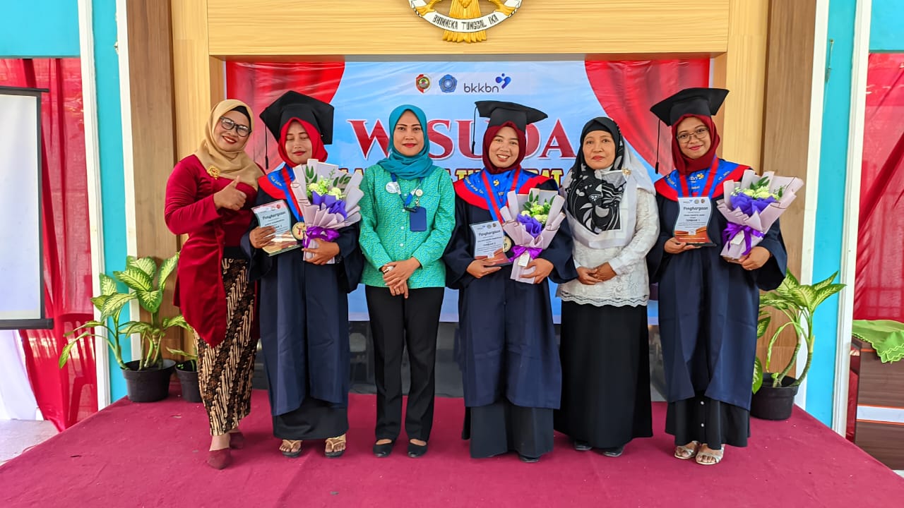 DIWISUDA: Puluhan orang tua di Desa Kedungmaling, Kecamatan Sooko dinyatakan lulus setelah menjalani program SOTH.