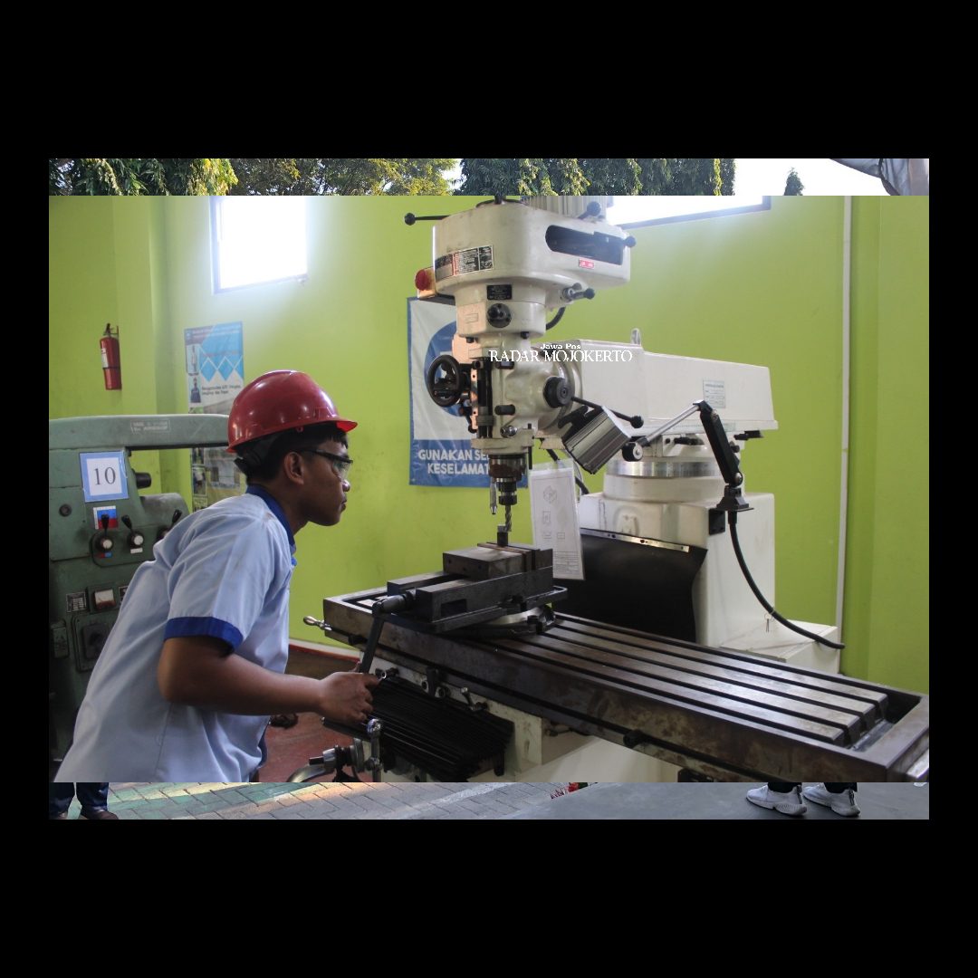 SKILL: Salah satu kegiatan teaching factory yang diikuti peserta didik saat menjalani praktik magang di perusahaan.