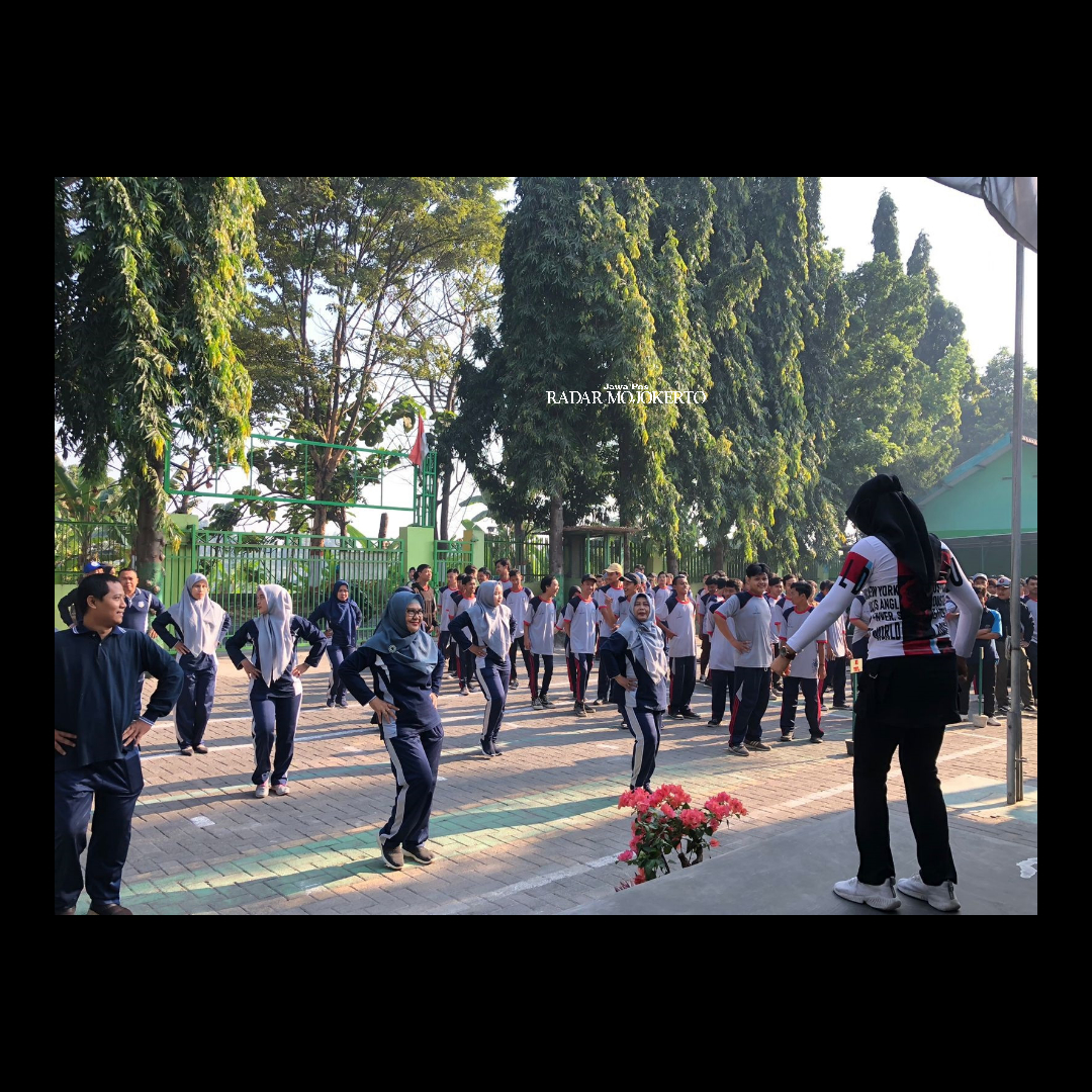 BUGAR: Suasana senam dalam kegiatan Jumat edukatif oleh siswa dan guru SMK Raden Patah, kemarin (15/9).