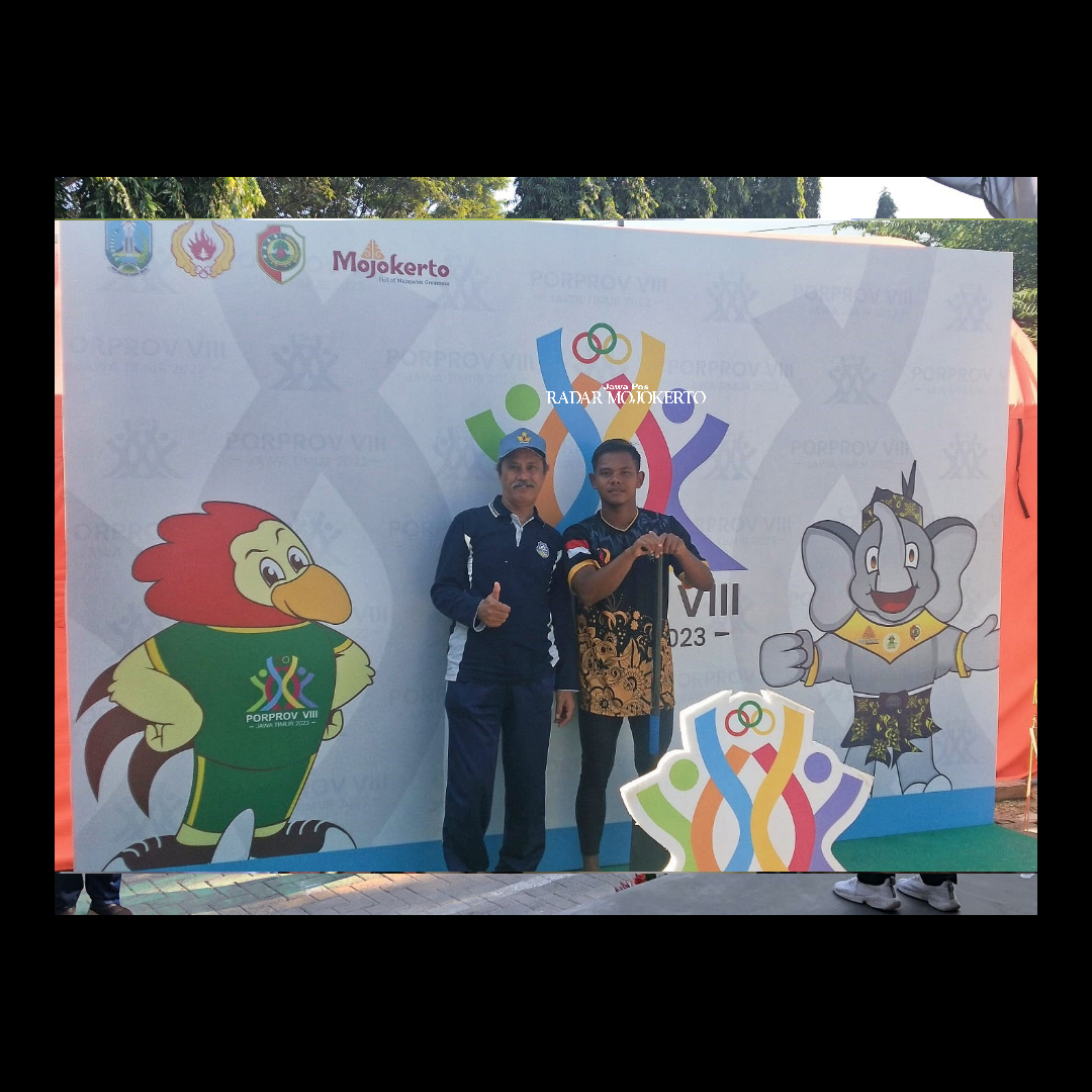 BIBIT ATLET: Kepala SMK Raden Patah Kota Mojokerto Ahmad Siswantoro bersama siswanya yang berhasil meraih medali emas dan perunggu dalam ajang lomba Dayung Porprov Jatim 2023.