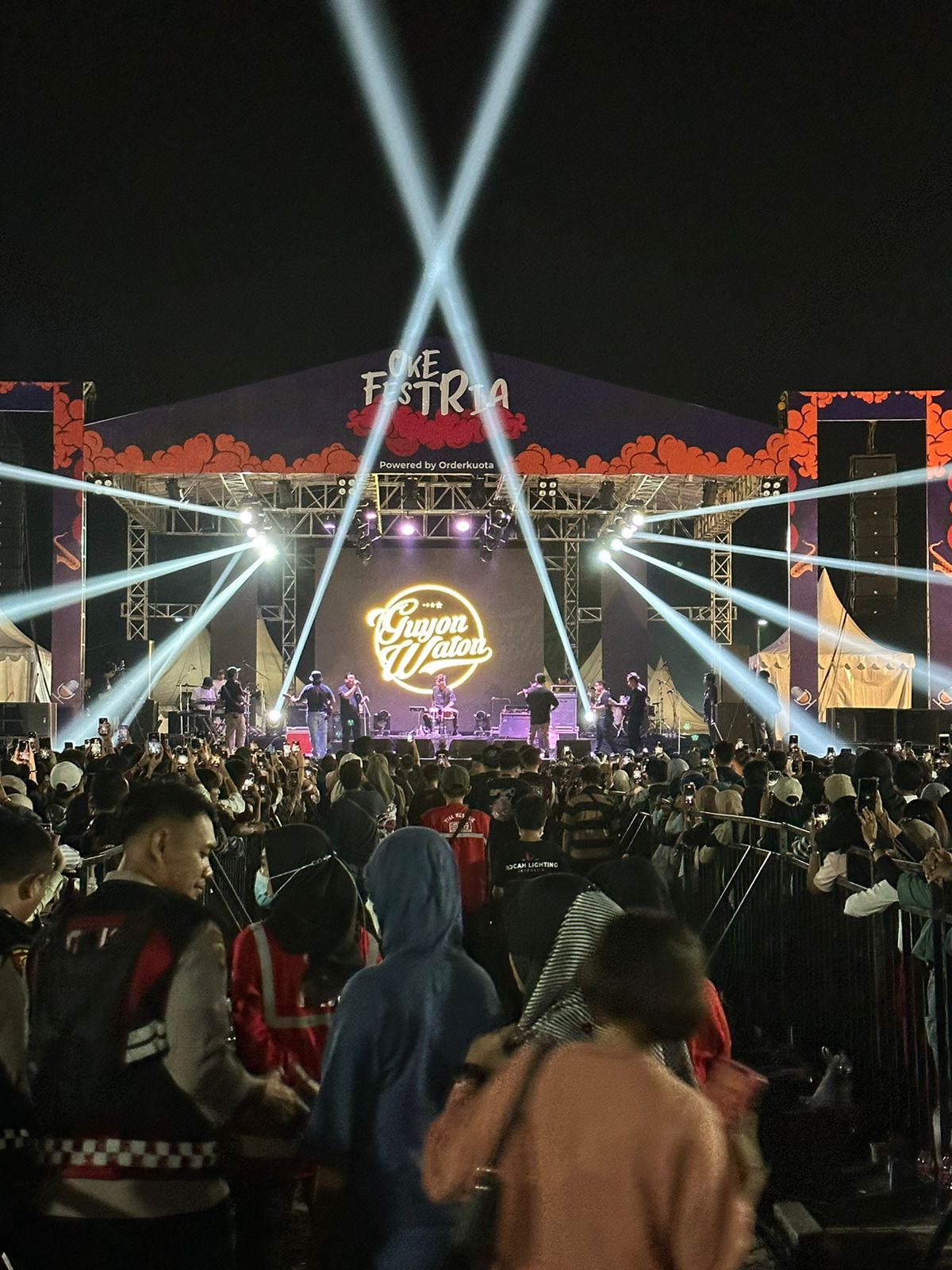 GEMERLAP: Suasana konser Okefestria berhasil memantik animo masyarakat Mojokerto yang memadati parkir timur Sunrise Mall Mojokerto, Sabtu (16/9) malam.