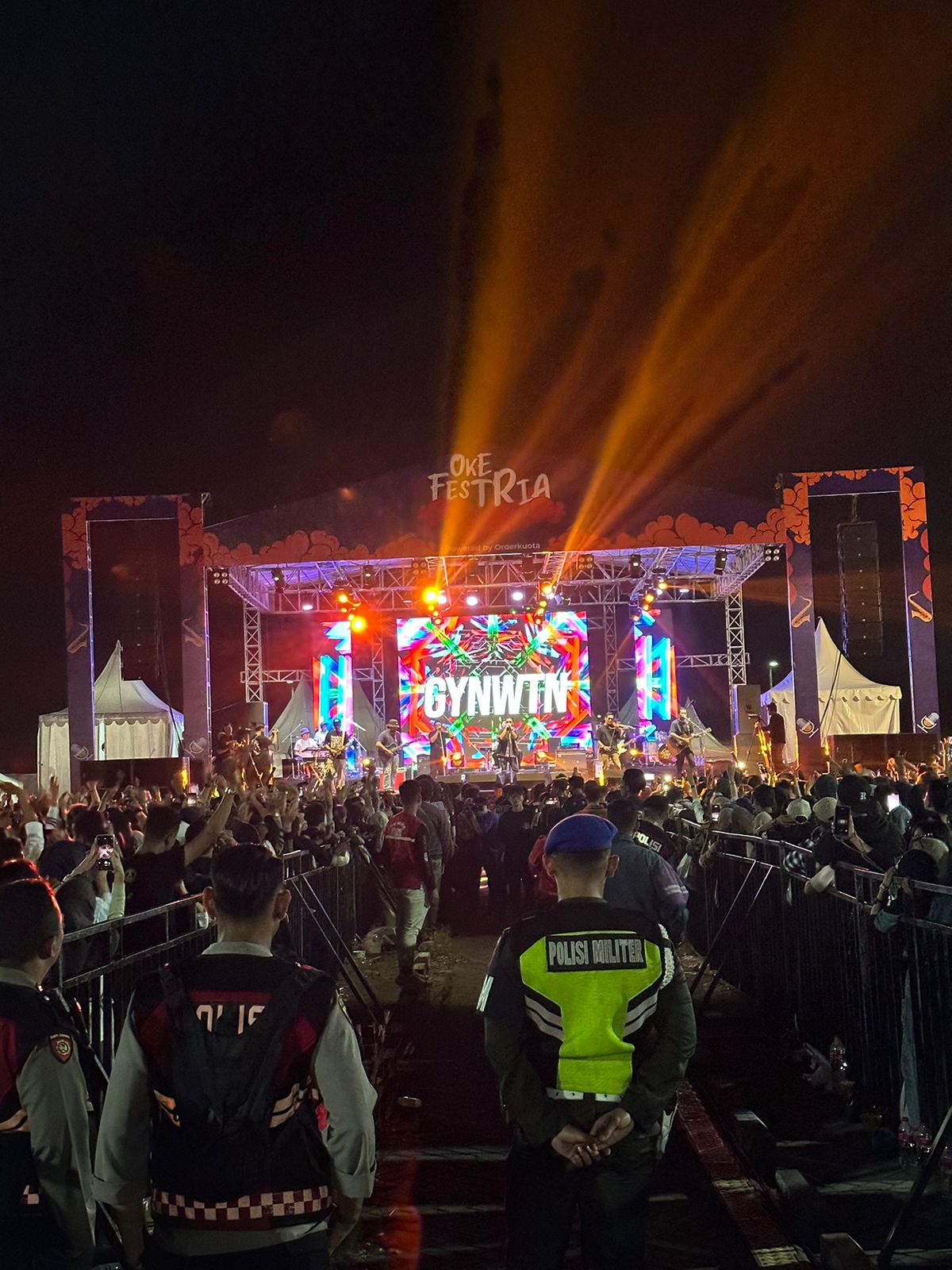 ATRAKTIF: Ribuan masyarakat larut menyaksikan penampilan sejumlah musisi yang dihadirkan dalam konser Okefestria.