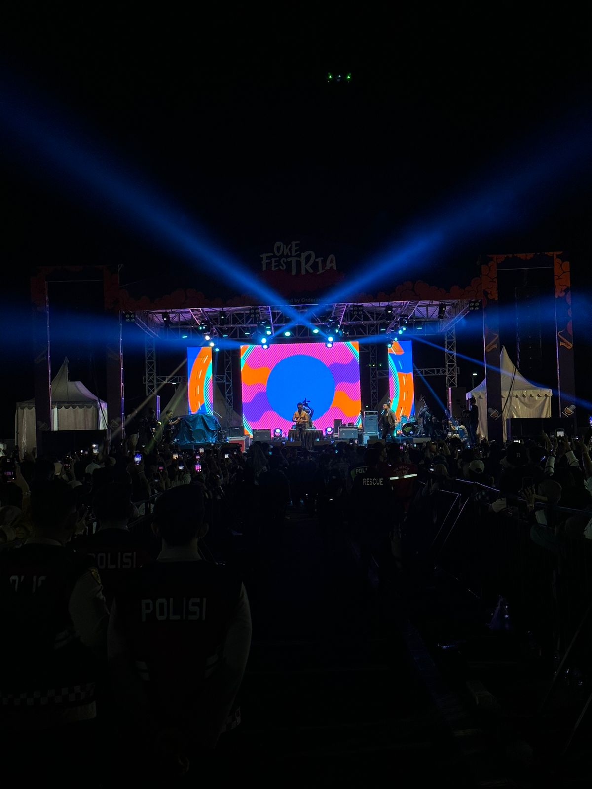 ATRAKTIF: Ribuan masyarakat larut menyaksikan penampilan sejumlah musisi yang dihadirkan dalam konser Okefestria.
