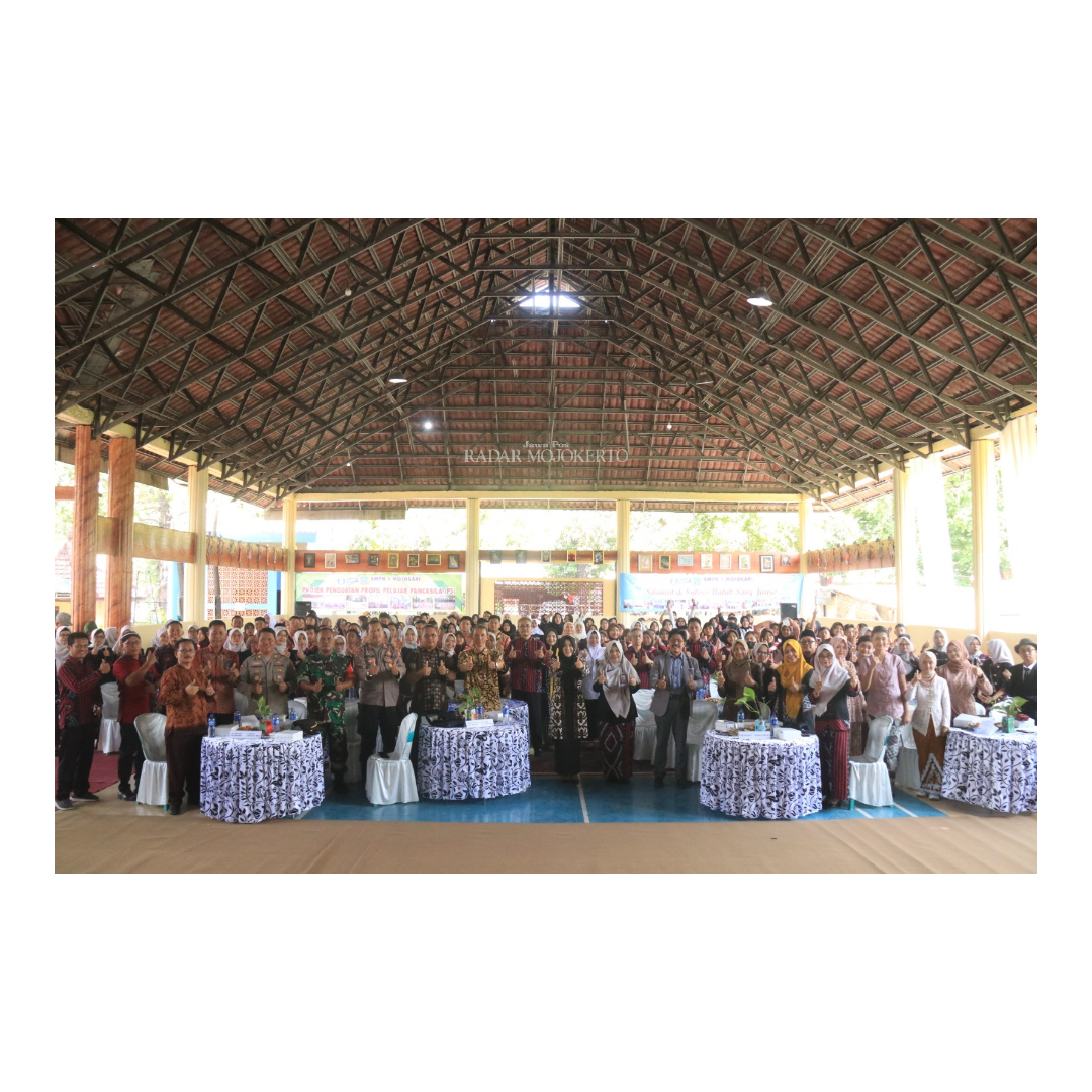 BERSAMA-SAMA: Bupati Ikfina Fahmawati bersama seluruh peserta Parenting Education SMPN 1 Mojosari.