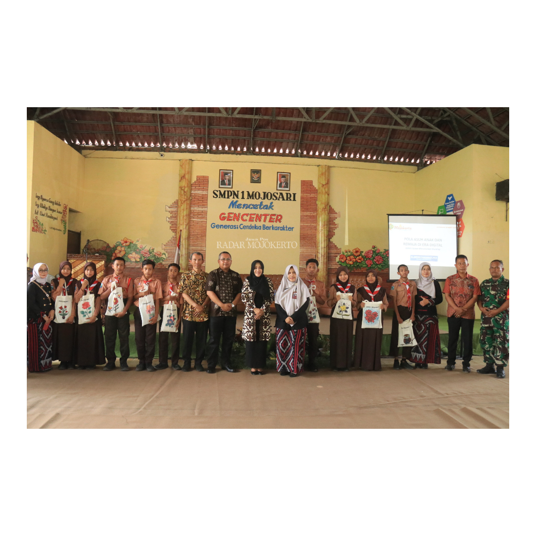 APRESIASI: Bupati Ikfina Fahmawati dan Kepala Dispendik Kabupaten Mojokerto Ludfi Ariyono berfoto bersama usai pemberian hadiah kepada siswa berprestasi.