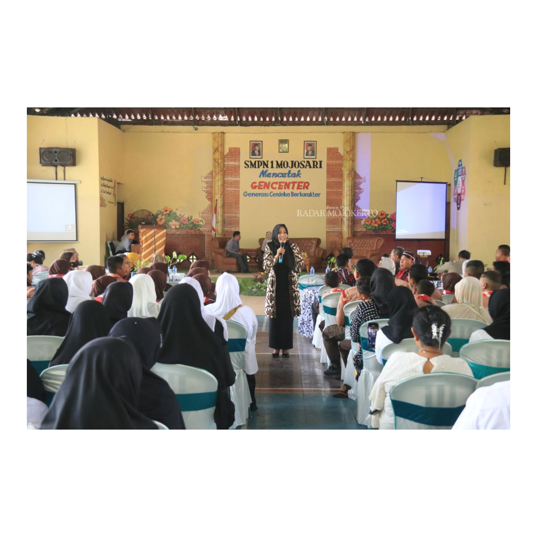 MOTIVASI: Para wali murid SMPN 1 Mojosari menyimak penyampaian materi parenting education di aula SMPN 1 Mojosari, Sabtu, (16/9) siang.