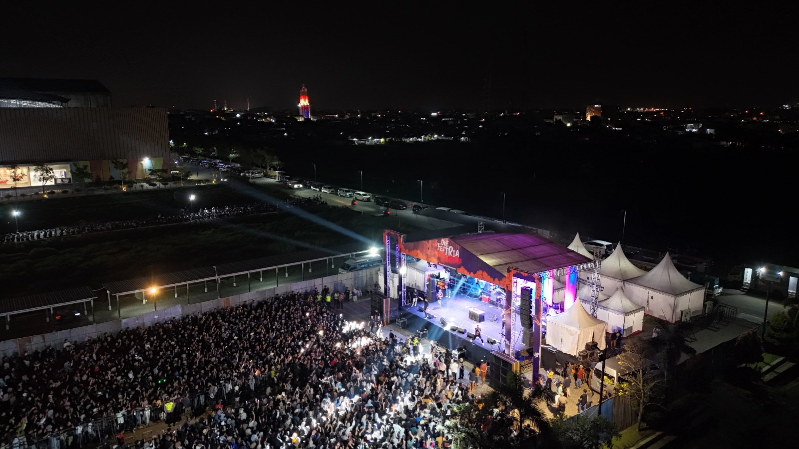 MERIAH: Suasana konser Okefestria berhasil menyedot antuasiasme masyarakat Mojokerto, Sabtu (16/9) malam.