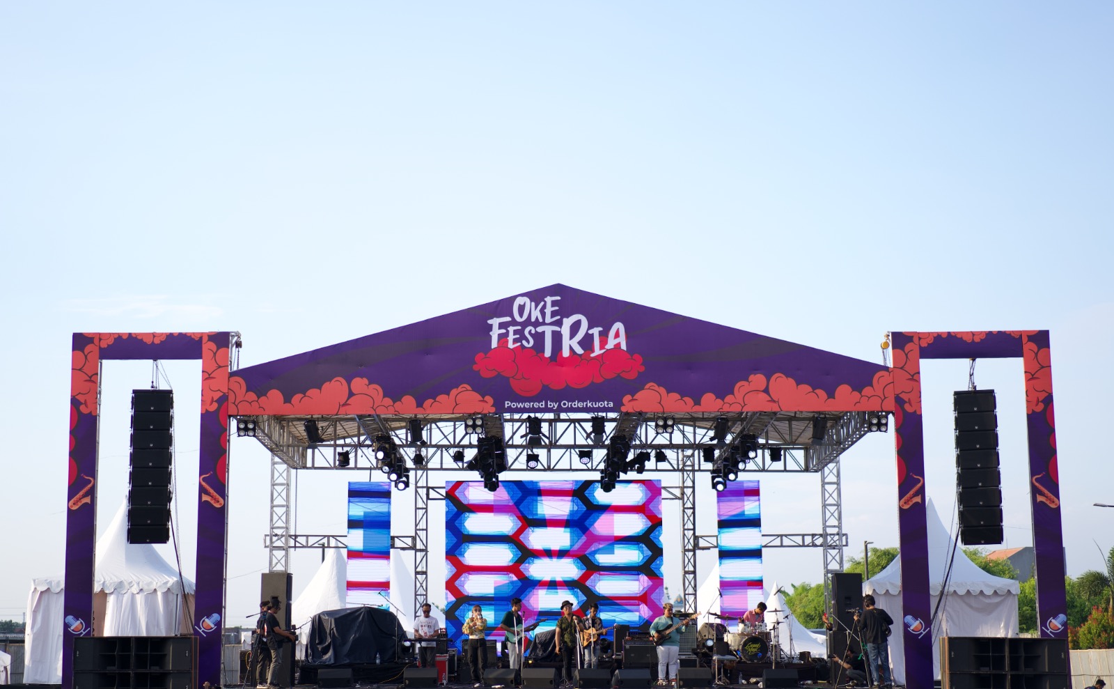 MERIAH: Suasana konser Okefestria berhasil menyedot antuasiasme masyarakat Mojokerto, Sabtu (16/9) malam.