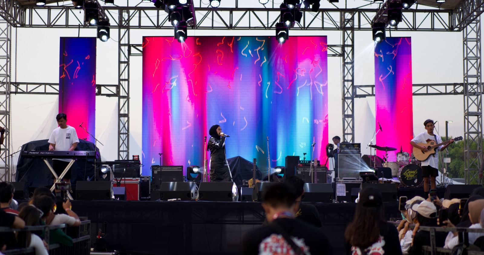 MERIAH: Suasana konser Okefestria berhasil menyedot antuasiasme masyarakat Mojokerto, Sabtu (16/9) malam.