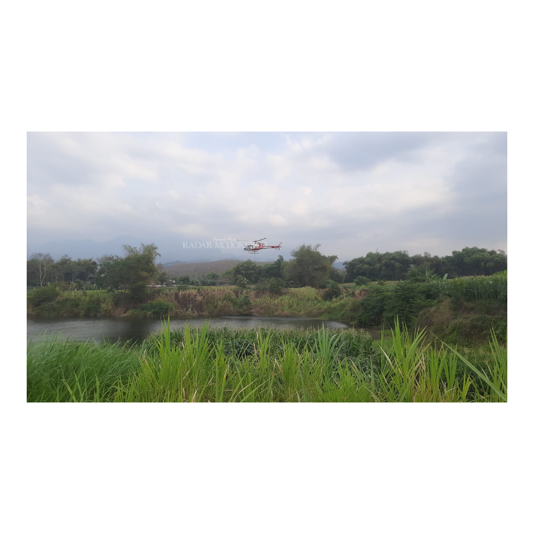 PENGEBOMAN AIR: Satu armada helikopter Super Puma milik BNPB dikerahkan untuk melakukan water bombing karhutla di Blok Torong Juglang Gunung Anjasmoro, Desa Bening, Kecamatan Gondang.