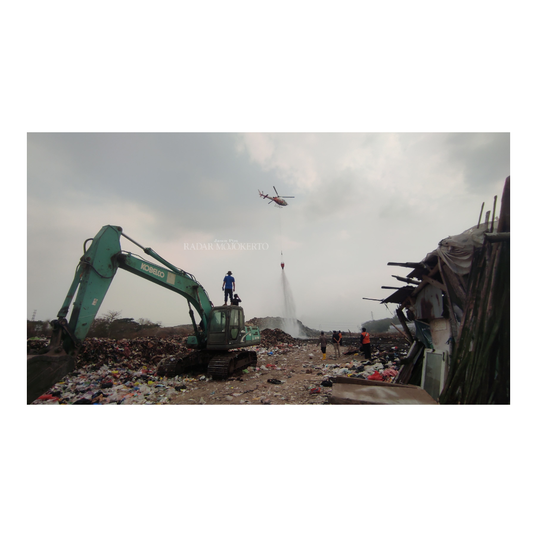 GAGAH: Heli Super Puma milik BNPB diterjunkan untuk memadamkan api dan asap pada sampah di TPA, Randegan, Kelurahan Kedundung, Kota Mojokerto kemarin.