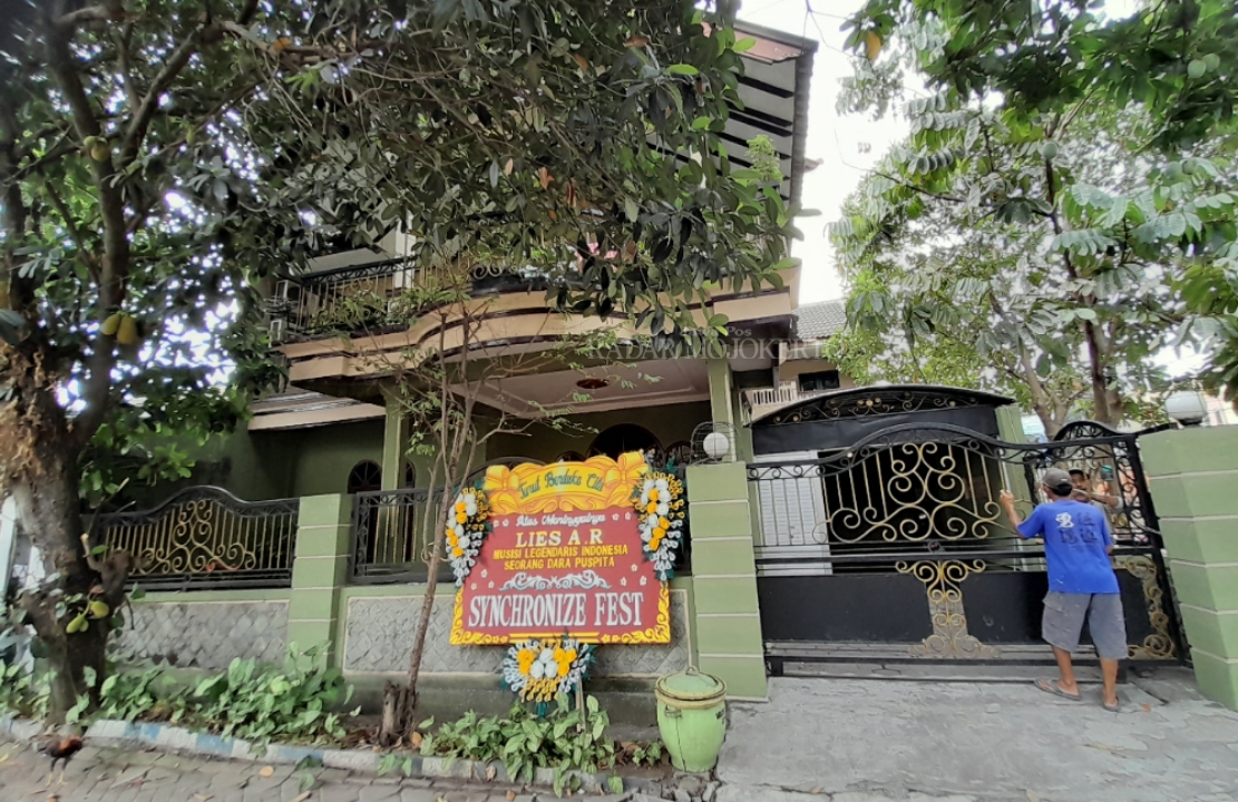 RUMAH DUKA: Sebuah papan ucapan duka cita atas meninggalnya Lies AR menghiasi rumah di Perumahan Puri Permata Indah, Desa Tambakagung, Kecamatan Puri, Kabupaten Mojokerto, Selasa (19/9).