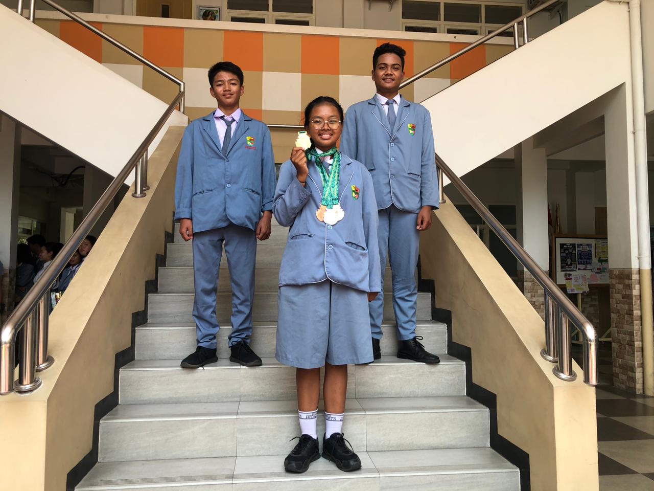 KEBANGGAAN SEKOLAH: Ketiga pelajar SMA Katolik Santo Thomas Aquino Kota Mojokerto sukses menyumbang semangat mereka dalam ajang Porprov Jatim 2023.