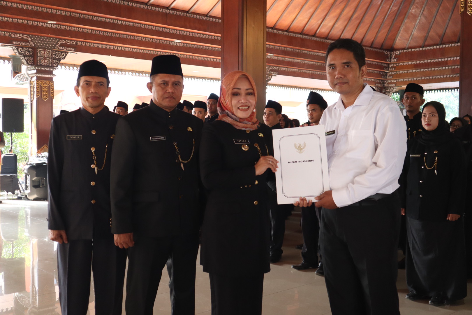 PRIORITAS: Bupati Mojokerto Ikfina Fahmawati melantik dan menyerahkan petikan keputusan pengangkatan P3K di GMT kantor Pemkab Mojokerto, 4 Juli lalu. Tahun ini, pemda membuka lowongan P3K untuk nakes