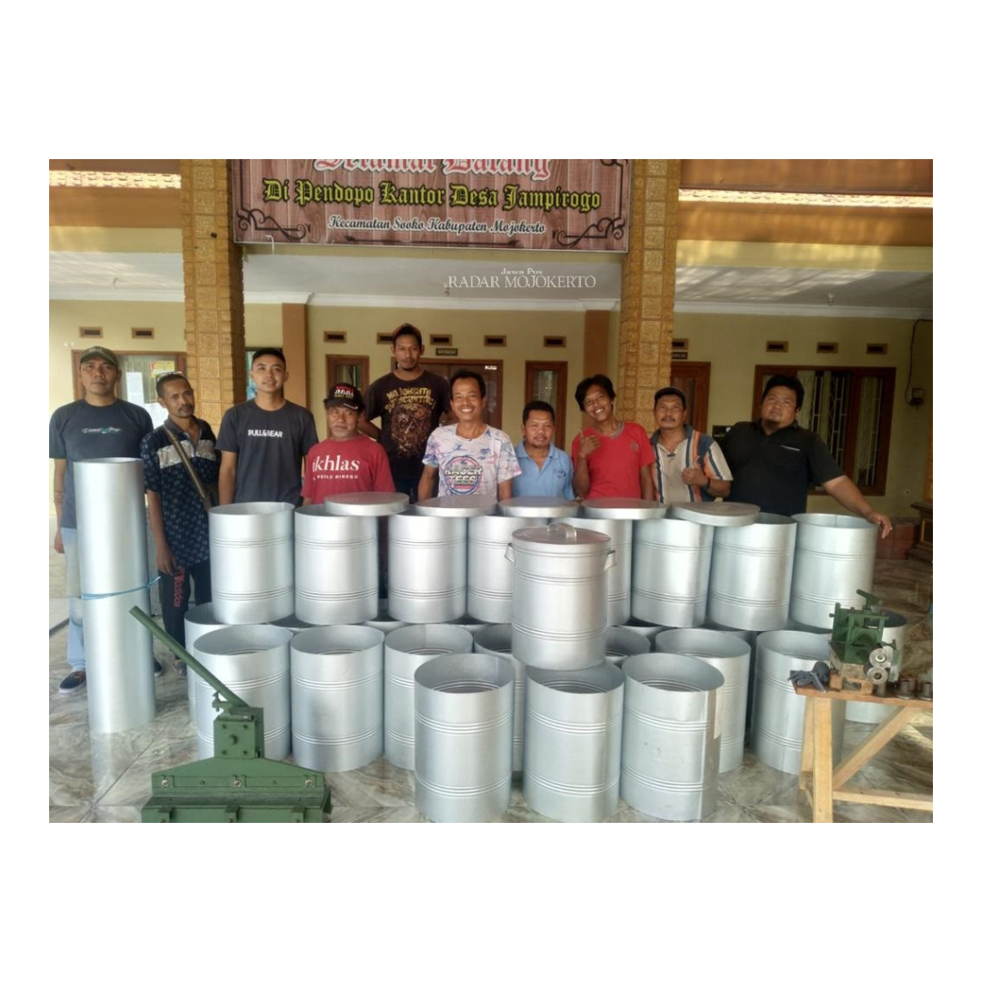 LATIH KETRAMPILAN: Pemdes Jampirogo bekerjasama dengan PT. Sunrise Steel melaksanakan pelatihan pembuatan gerabah dari plat alumunium di kantor Desa Jampirogo, Kecamatan Sooko, April lalu.