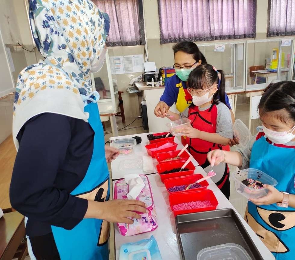 ENTREPRENEURSHIP: Peserta didik SD TNH 1 Kota Mojokerto mengikuti program kegiatan kewirausahaan di sekolah.