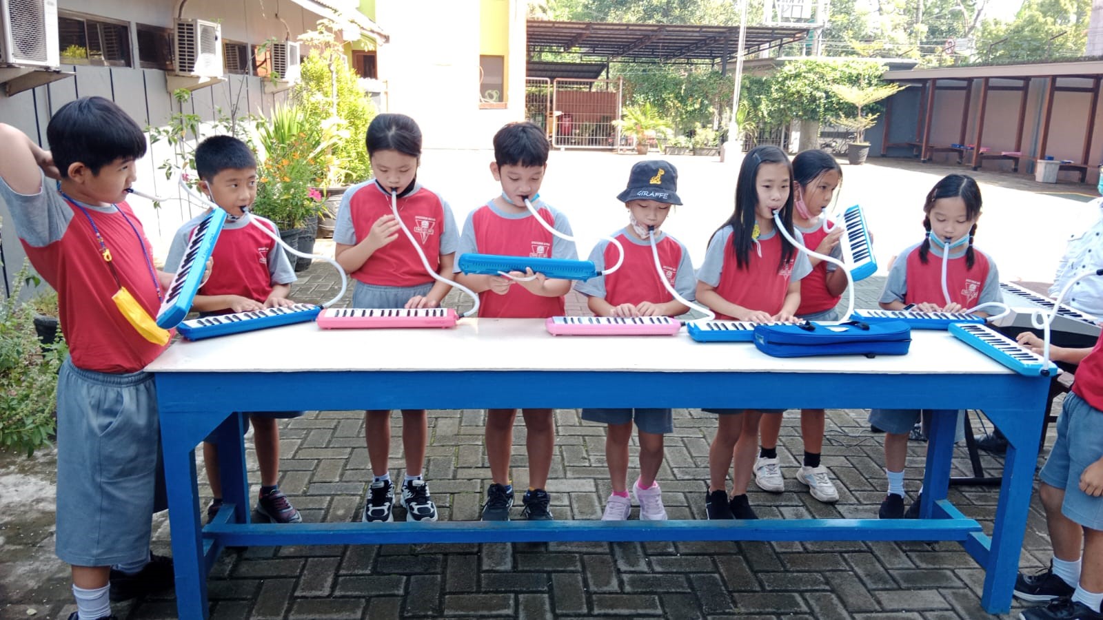 KESENIAN: Kegiatan ekskul musik dan tari tradisional yang menjadi salah satu program pengembangan bakat dan minat di SD TNH 1.