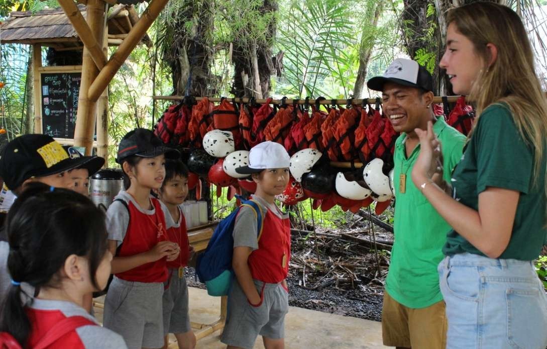 TAMBAH WAWASAN: Kegiatan School Immersion Program yang menjadi salah satu program unggulan di SD TNH 1 dengan mengunjungi sekolah di Singapura.