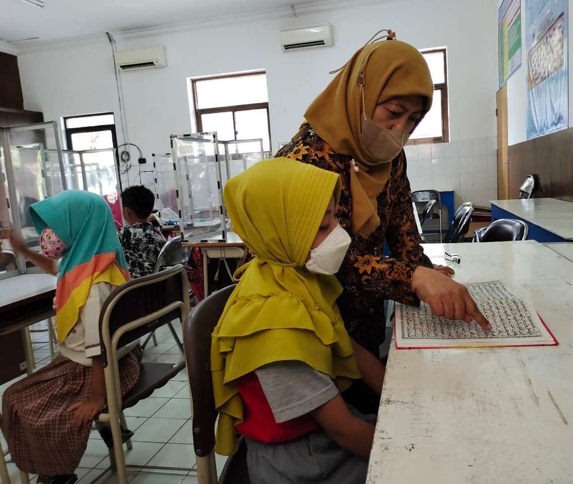 KEAGAMAAN: Peserta didik SD TNH 1 Kota Mojokerto mengikuti kegiatan kerohanian sesuai dengan keimanan dan kepercayaan masing-masing.