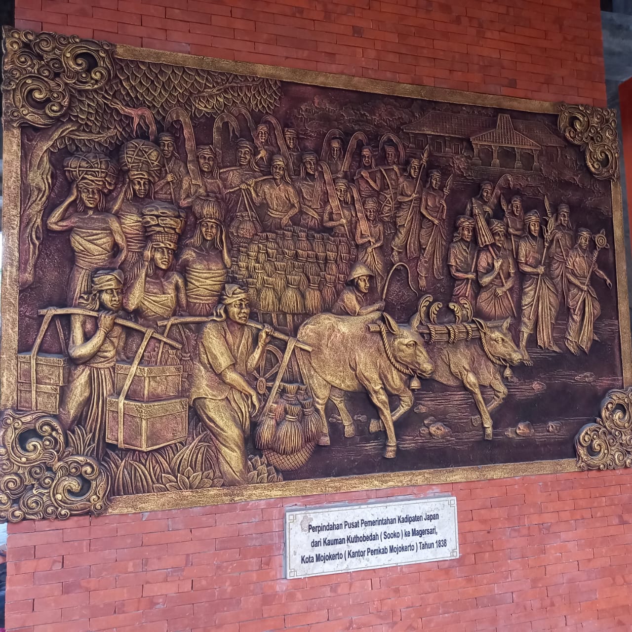 HISTORI: Relief tentang perpindahan pusat pemerintahan Kadipaten Japan dari Kauman Kuthabedah (Sooko) ke Magersari Kota Mojokerto karya perupa Putut Nugroho di dinding tugu Alun-Alun Wiraraja.