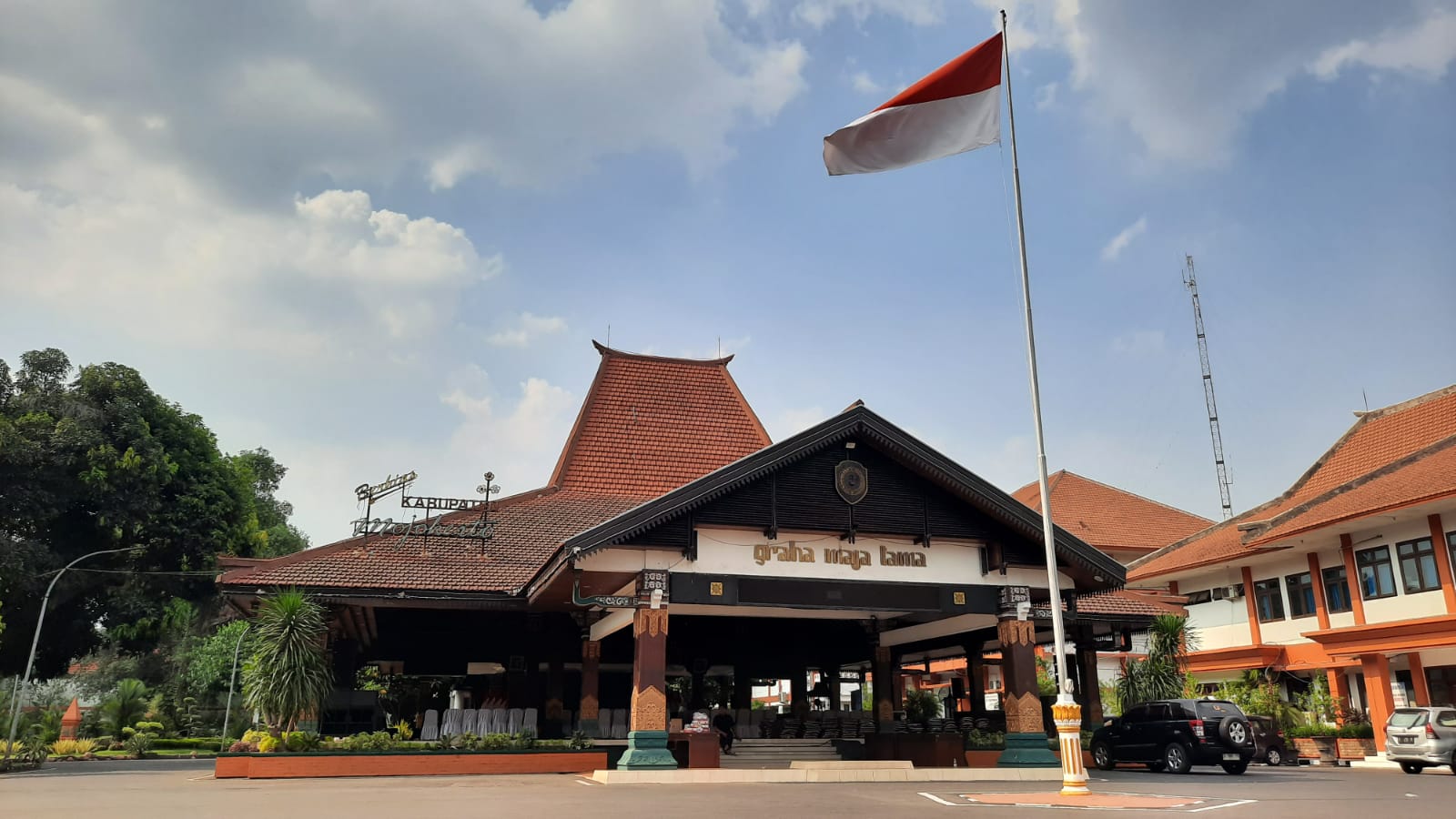 PUSAT PEMERINTAHAN: Kompleks kantor Pemkab Mojokerto dan peringgitan atau rumah dinas bupati di Jalan A.Yani, Nomor 16, Kota Mojokerto yang dibangun pada 1938.