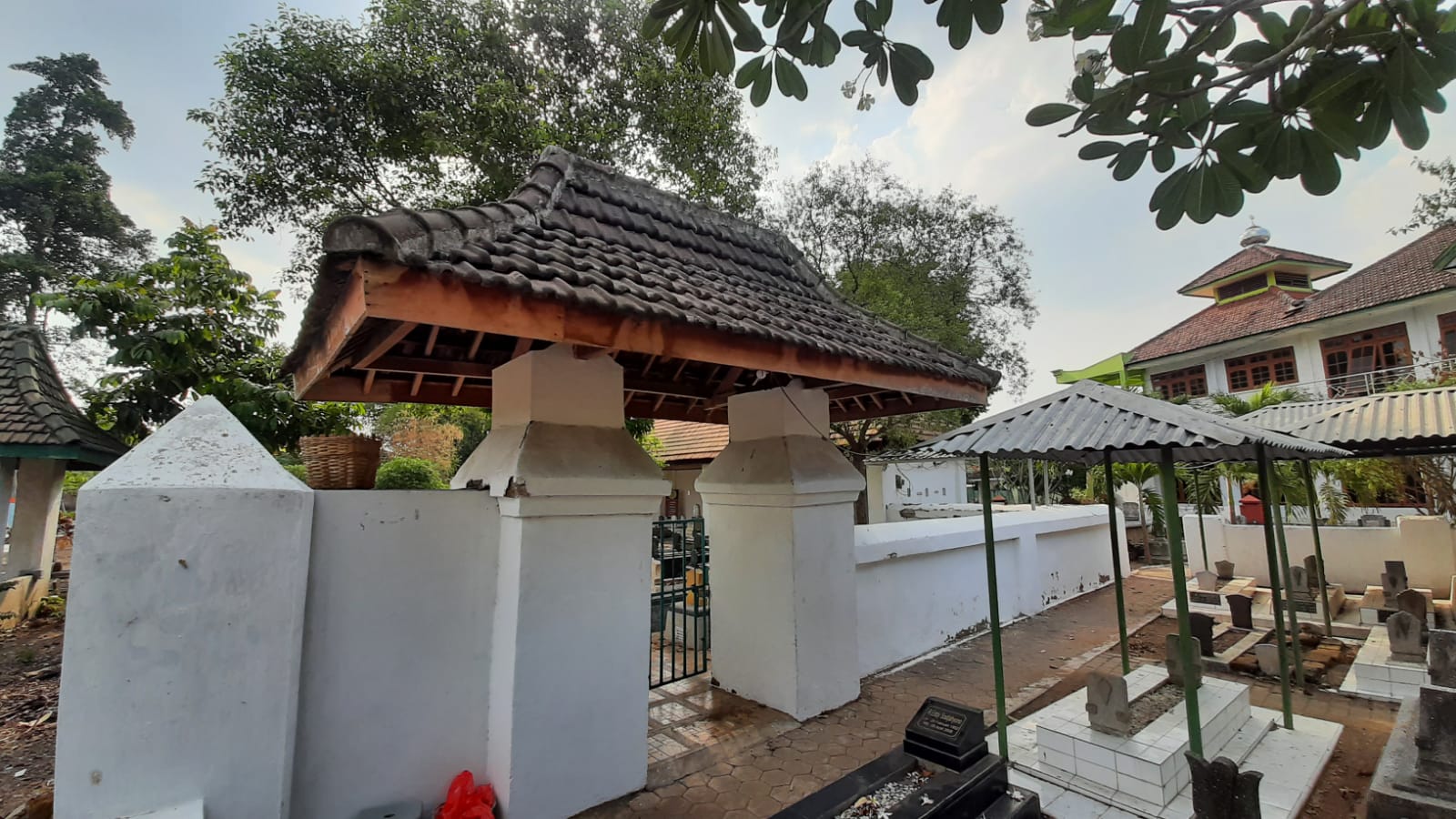 PERISTIRAHATAN TERAKHIR: Kompleks Makam Pekuncen, Kelurahan Surodinawan, Kecamatan Prajurit Kulon, Kota Mojokerto yang menjadi tempat persemayaman keluarga Tjandranegaran.