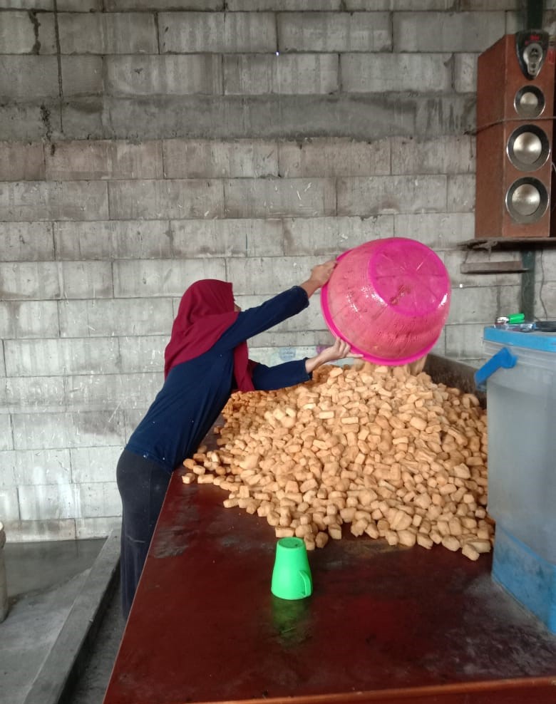 MATA PENCAHARIAN: Proses produksi tempe dan tahu pada salah satu home industry di Desa Tambakagung, Kecamatan Puri.
