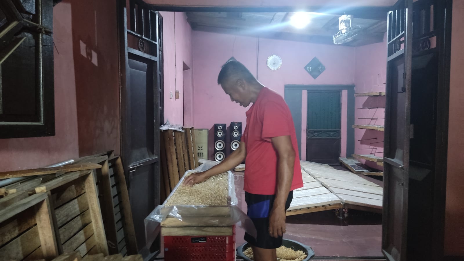 MATA PENCAHARIAN: Proses produksi tempe dan tahu pada salah satu home industry di Desa Tambakagung, Kecamatan Puri.