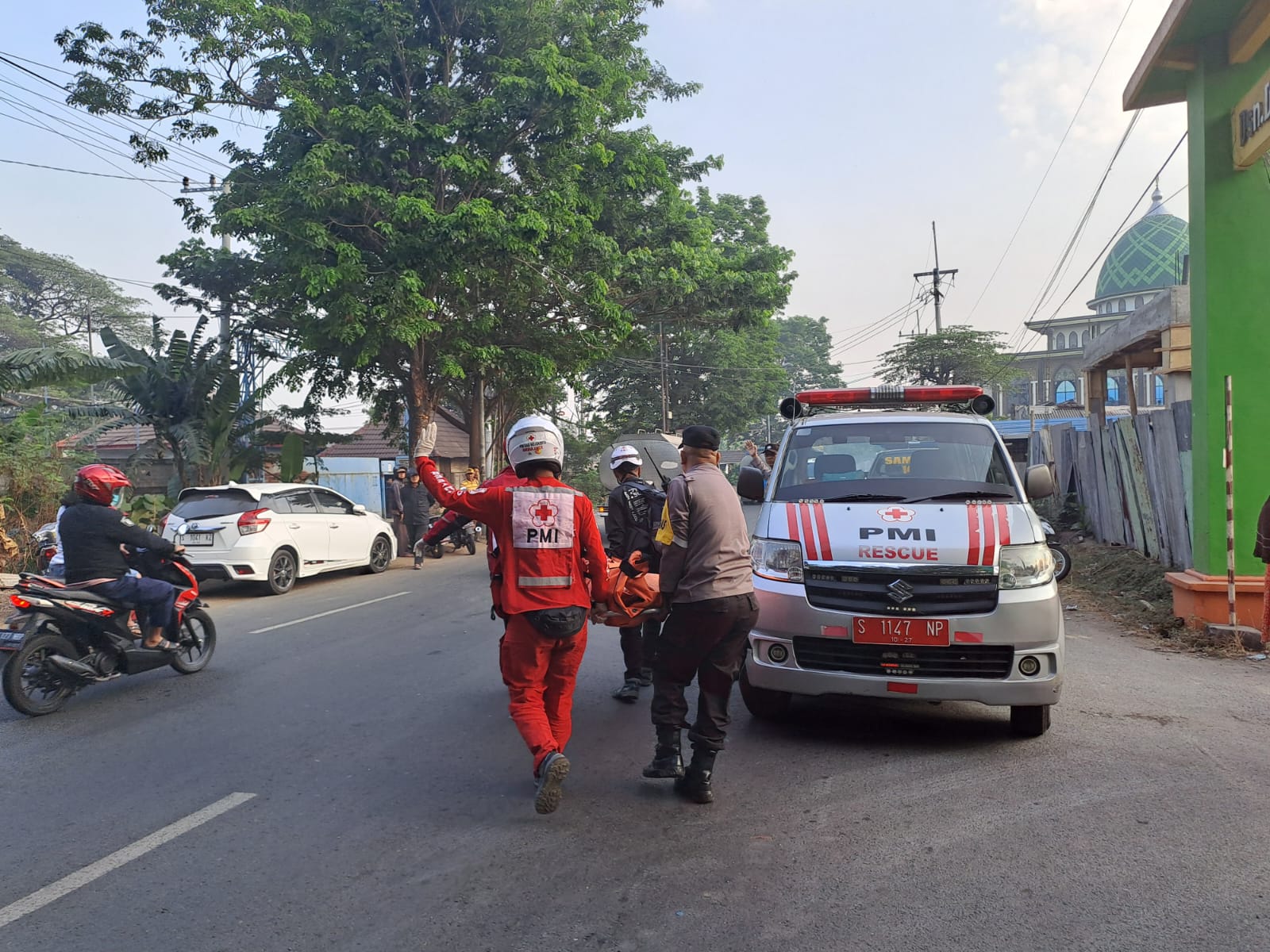 DIEVAKUASI: Jasad korban dievakuasi petugas ke RSUD Wahidin Sudiro Husodo Kota Mojokerto untuk divisum.