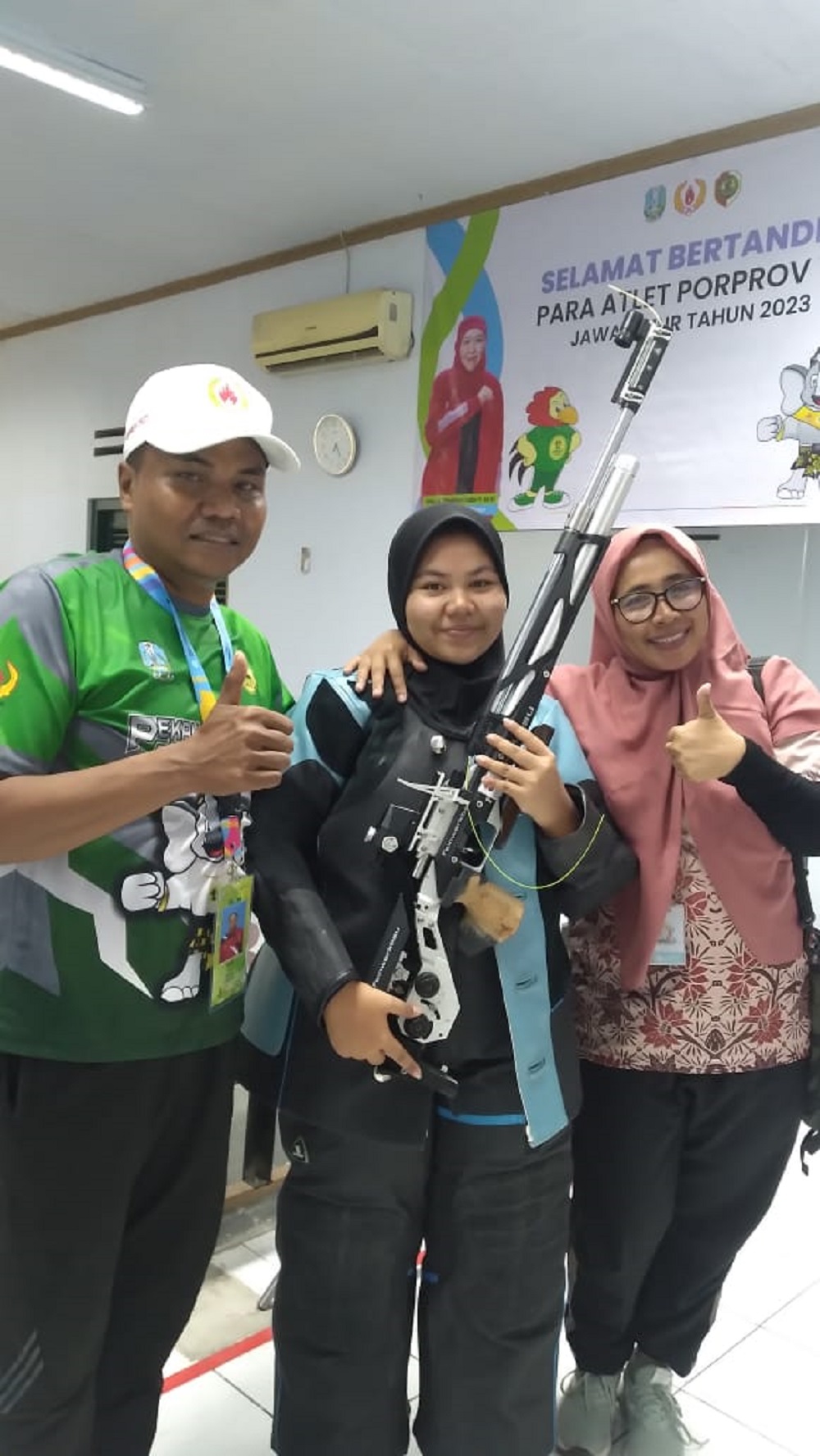BERJUANG: Elsa Cahyaningtyas, murid SMAN 3 Mojokerto bersama guru pembimbing sebelum bertanding di ajang Popnas 2023.
