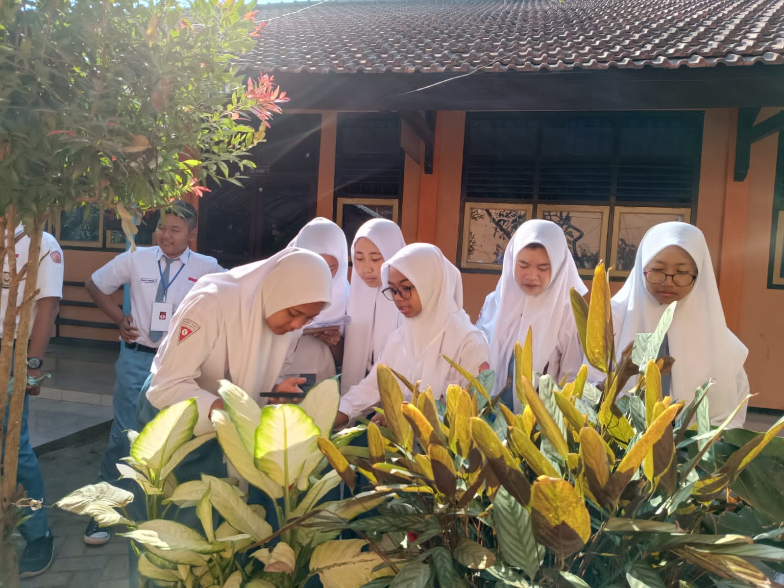 PEDULI LINGKUNGAN: Peserta didik SMAN 1 Trawas antusias mengerjakan tugas dalam kegiatan P5 yang memanfaatkan lingkungan sekitar.