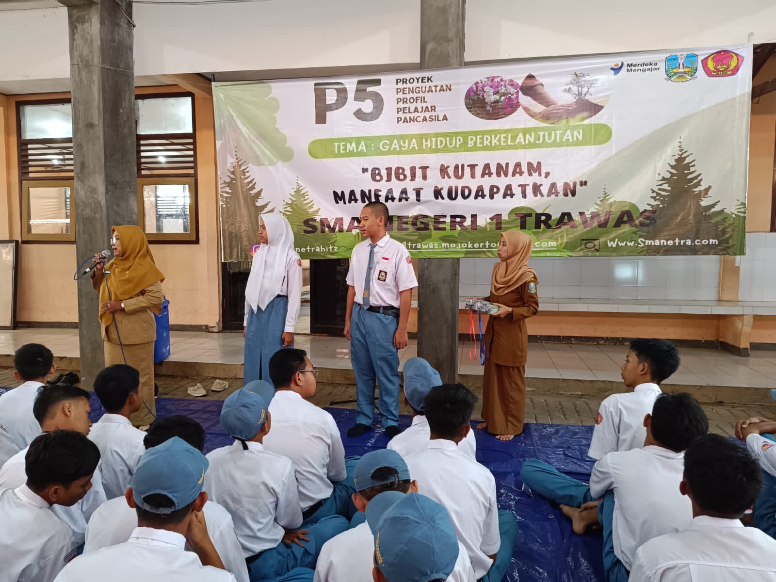 GENERASI EMAS: Kepala SMAN 1 Trawas Silfi Ariani memberikan pengarahan kepada peserta didik sebelum memulai kegiatan P5.