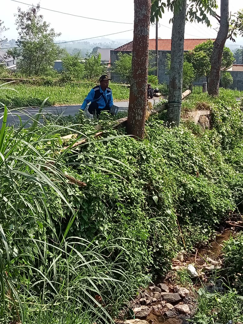 INFRASTRUKTUR: Tim DPUPR Kabupaten Mojokerto melakukan pengukuran jalan poros di Desa Cepokolimo, Kecamatan Pacet.