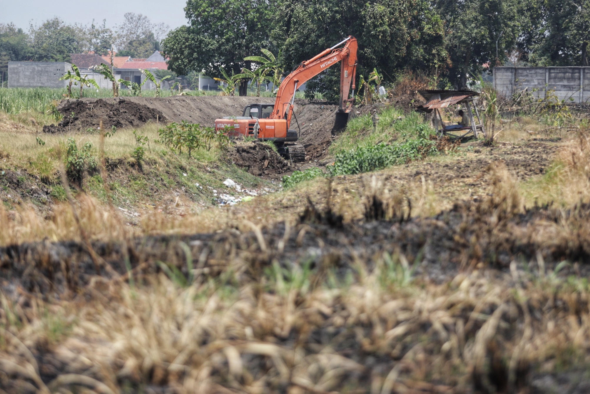AKTIF: Normalisasi afvoer sungai Wonoayu di utara sungai terus dikebut hingga November mendatang.