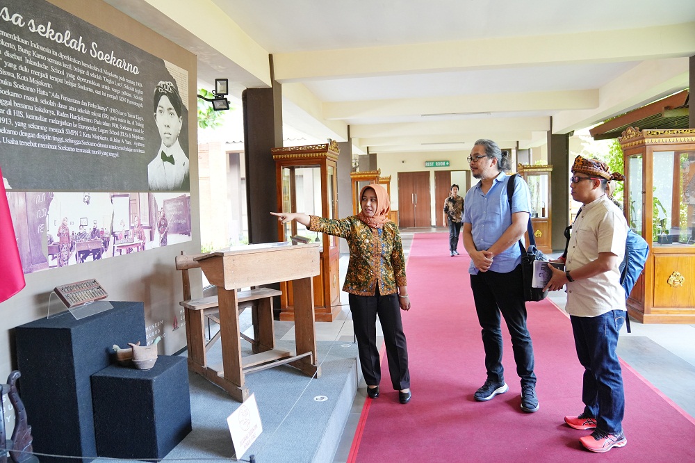 BERSEJARAH: Wali Kota Ika Puspitasari menunjukkan koleksi sejarah tentang Soekarno kepada tim Ditjen Kebudayaan Kemendikbudristek RI di selasar Rumah Rakyat, Kota Mojokerto kemarin.