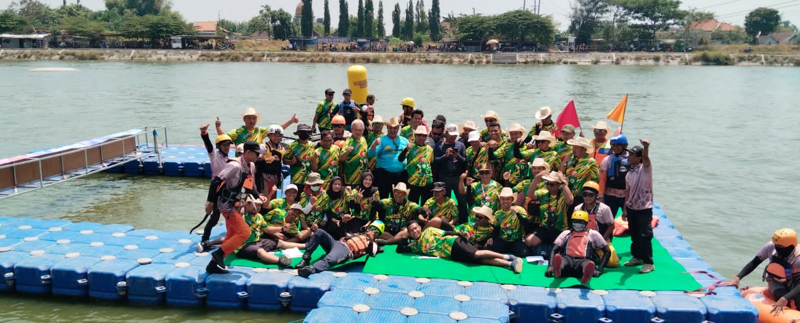 PUNYA NILAI: Kepala Desa Leminggir Khusaeni bersama warga sekitar dalam kegiatan Porprov 2023. Kawasan long storage yang berada di Desa Leminggir ini dimanfaatkan menjadi penggerak ekonomi warga sekit