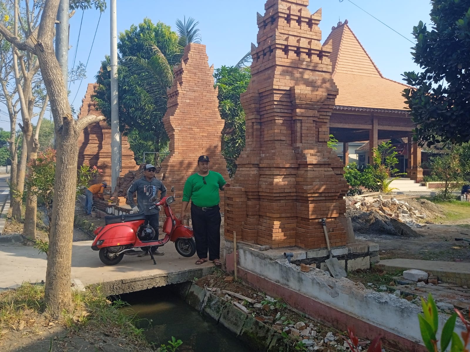 POTENSI PINGGIRAN: Kepala Desa Leminggir Khusaeni bersama warga sekitar