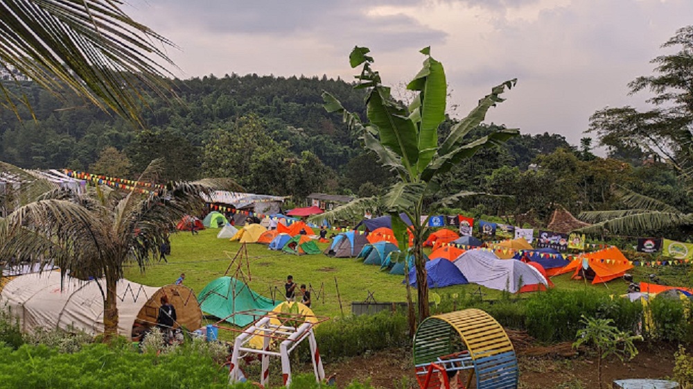 Wisata Edukasi Fortuna Garden Camp melihat pemandangan city light saat malam tiba.