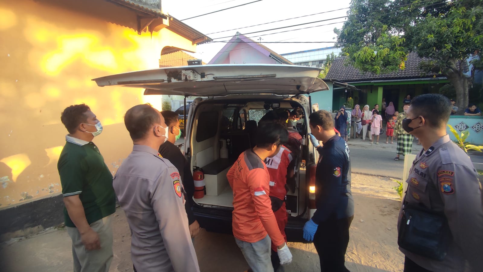 DIEVAKUASI: Petugas mengevakuasi jasad korban ke RSUD dr Wahidin Sudiro Husodo untuk divisum.