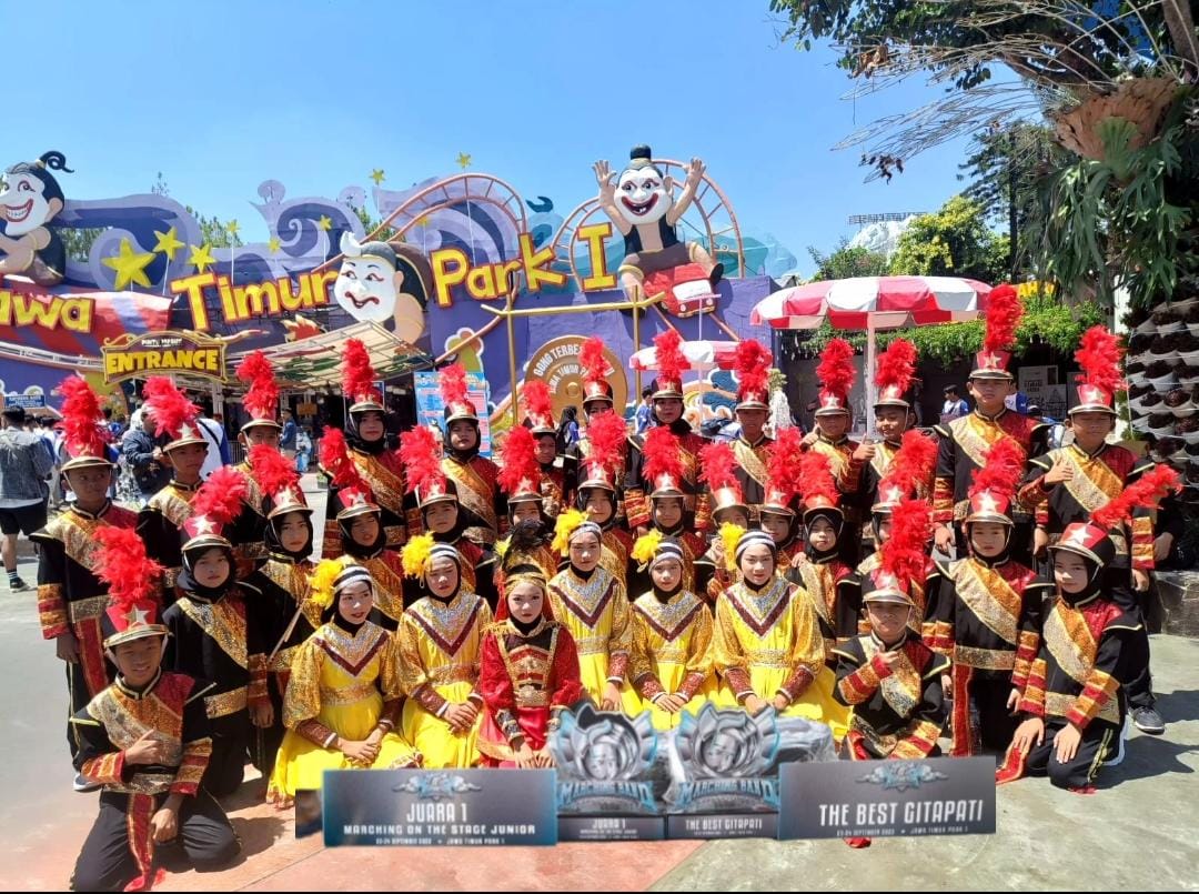 MEMBANGGAKAN: Tim marching band MI Tanwirul Afkar Medali, MITA Nada Symphoni usai berlaga di kejuaraan Jatim Park Marching on The Stages Street Parade and Concert, di Kota Batu, Sabtu (23/9).