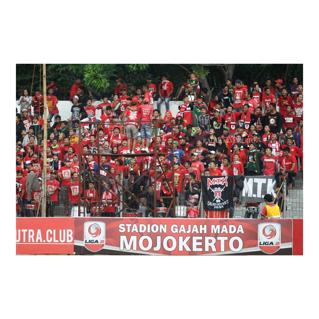 GELORA BARU: Suporter PSMP memberi dukungan kepada pemain yang berlaga di Liga 2 pada 2018 silam. Tahun ini, PSMP akan mengarungi Liga 3 setelah terlepas dari sanksi PSSI.