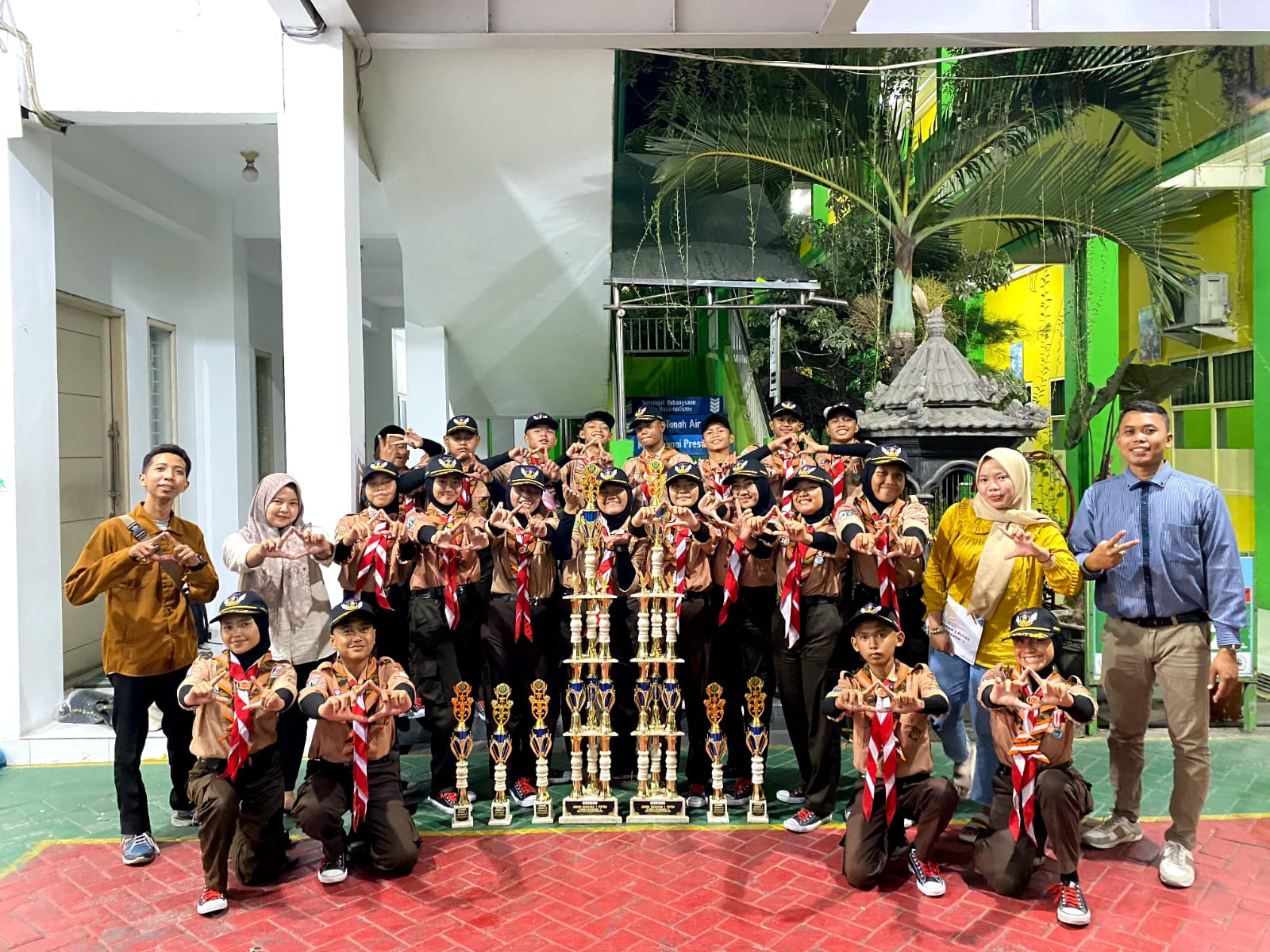 BANGGA: Tim Pramuka Penggalang SMPN 1 Ngoro sukses membawa banyak piala, Minggu (24/9).