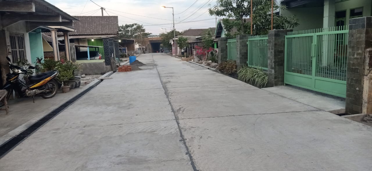 MULUS: Jalan poros Mojolebak, Kecamatan Jetis, memberikan multi efek dalam mendongkrak perekonomian warga.